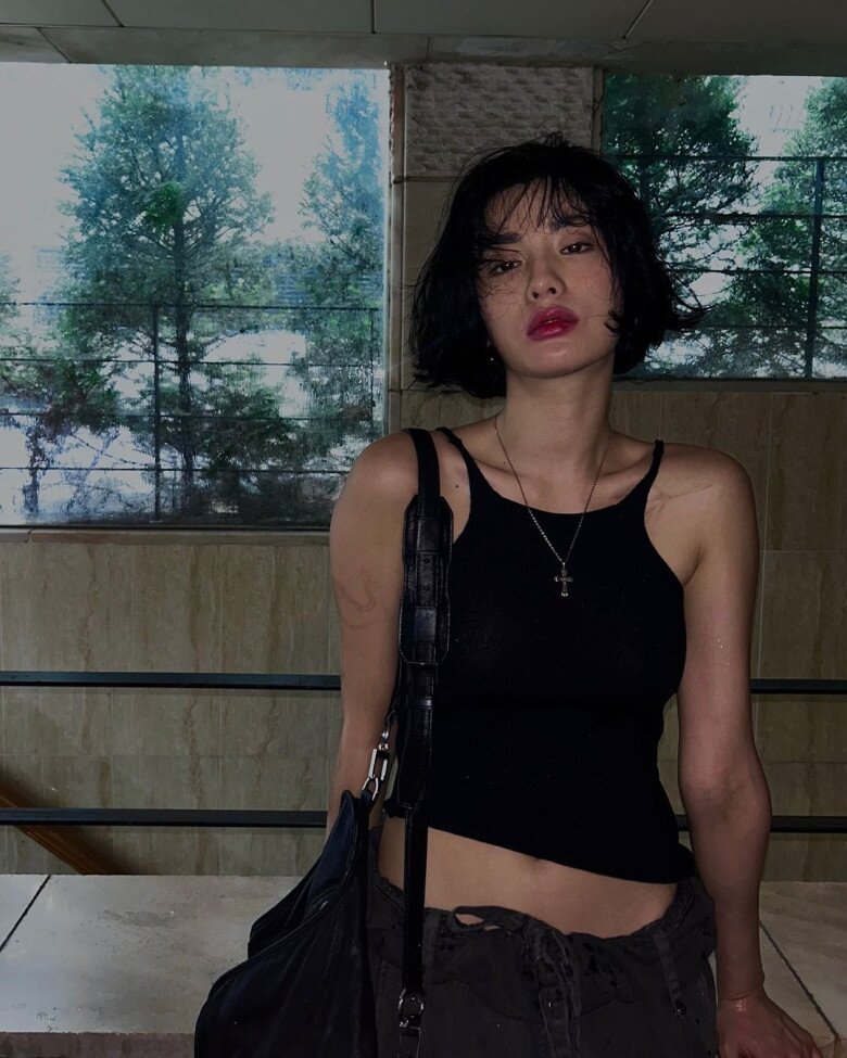 Những chiếc áo tank top ôm sát, phối cùng quần denim cạp cao hay đầm đen bodycon giúp cô khoe khéo vóc dáng mảnh mai cùng đôi chân dài thẳng tắp.