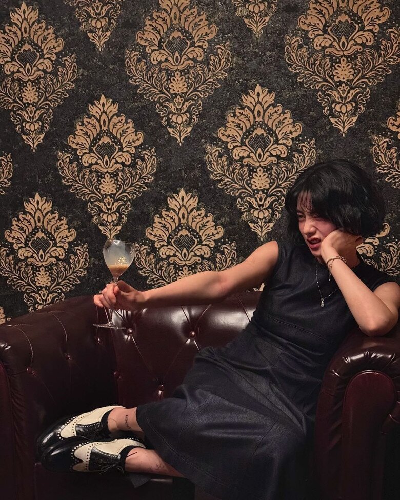 Nana thường sử dụng vòng cổ mảnh, túi xách da cao cấp hoặc giày cao gót đơn sắc – vừa nhấn nhá tinh tế, vừa tạo nên tổng thể hài hòa.