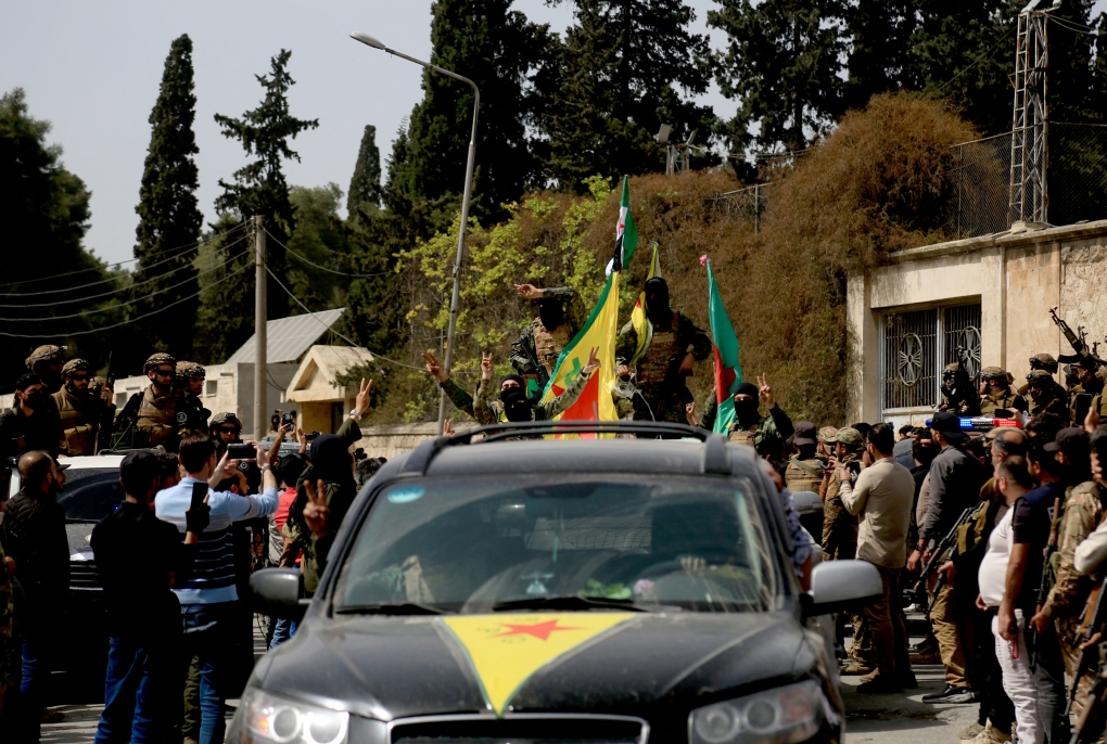 Xe chở thành viên PKK rút khỏi các khu phố Sheikh Maksoud và Ashrafiyeh ở Aleppo ngày 9/4, sau khi đạt thỏa thuận với chính phủ Syria. Ảnh: AFP