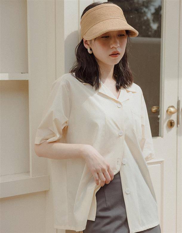 Áo cổ Cuban mang đến cảm giác lười biếng có chủ đích – đúng chất effortless chic.