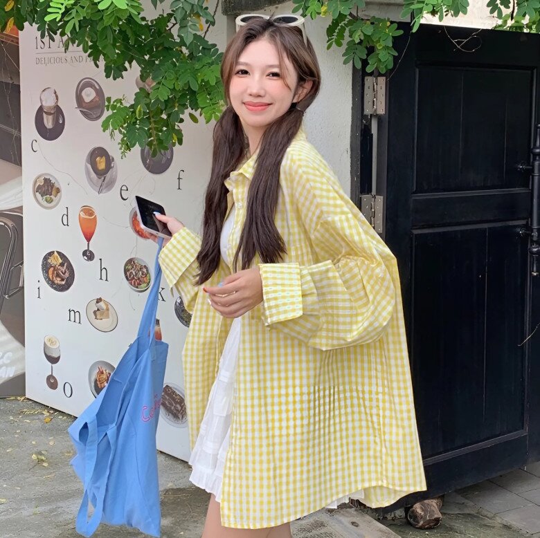 Các nàng có thể chọn áo phom rộng để khoác ngoài áo 2 dây hoặc tank top trông năng động và phóng khoáng hơn trong hè này.