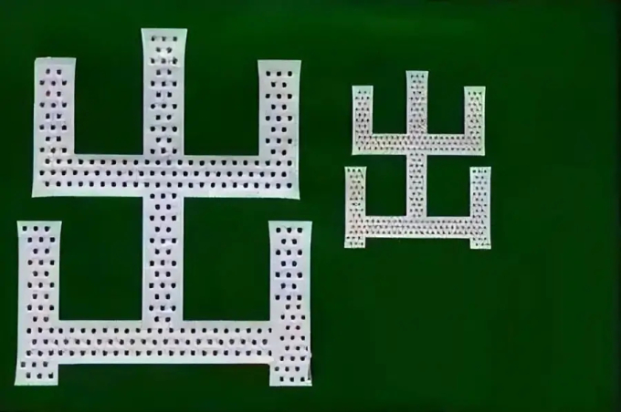 Các lỗ nhỏ trên chữ biển báo giao thông ở Nhật. Ảnh: Aboluowang