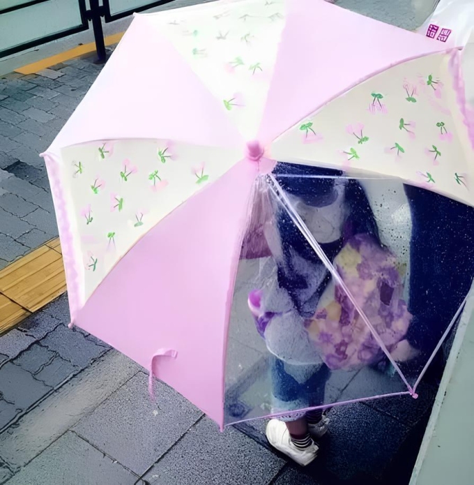 Ô trẻ em ở Nhật có 1-2 phần làm trong suốt để dễ quan sát khi đi đường, đặc biệt giờ tan tầm đông đúc. Ảnh: Aboluowang