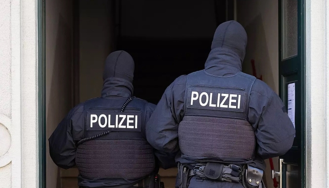 Cảnh sát Đức khám xét cơ sở liên quan tổ chức cực hữu ở thành phố Dresden, bang Saxony. Ảnh: Stimme