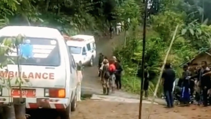 Xe cứu thương tại hiện trường vụ nổ ở huyện Cibalong, tỉnh Tây Java ngày 12/5. Ảnh: Cảnh sát Quốc gia Indonesia