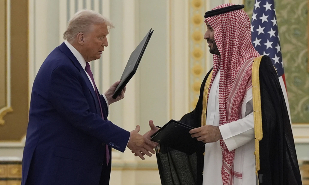 Tổng thống Mỹ Donald Trump và Thái tử Arab Saudi Mohammed bin Salman bắt tay sau khi trao văn kiện cho nhau tại cung điện hoàng gia ở Riyadh ngày 13/5. Ảnh: AP