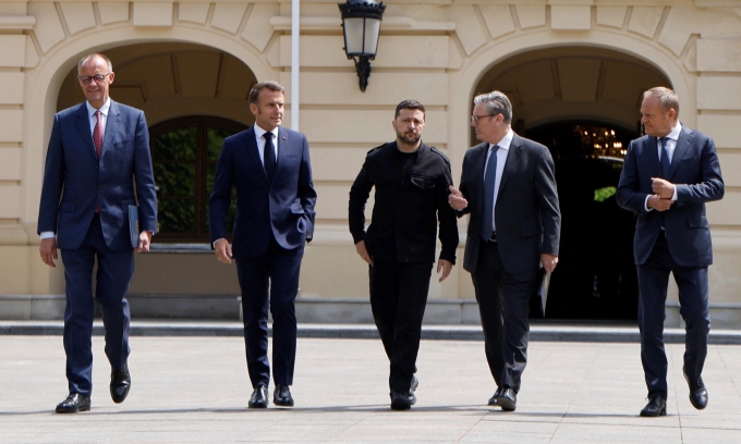 Từ trái sang: Thủ tướng Đức, Tổng thống Pháp, Tổng thống Ukraine, Thủ tướng Anh và Thủ tướng Ba Lan tại Kiev hôm 10/5. Ảnh: AFP