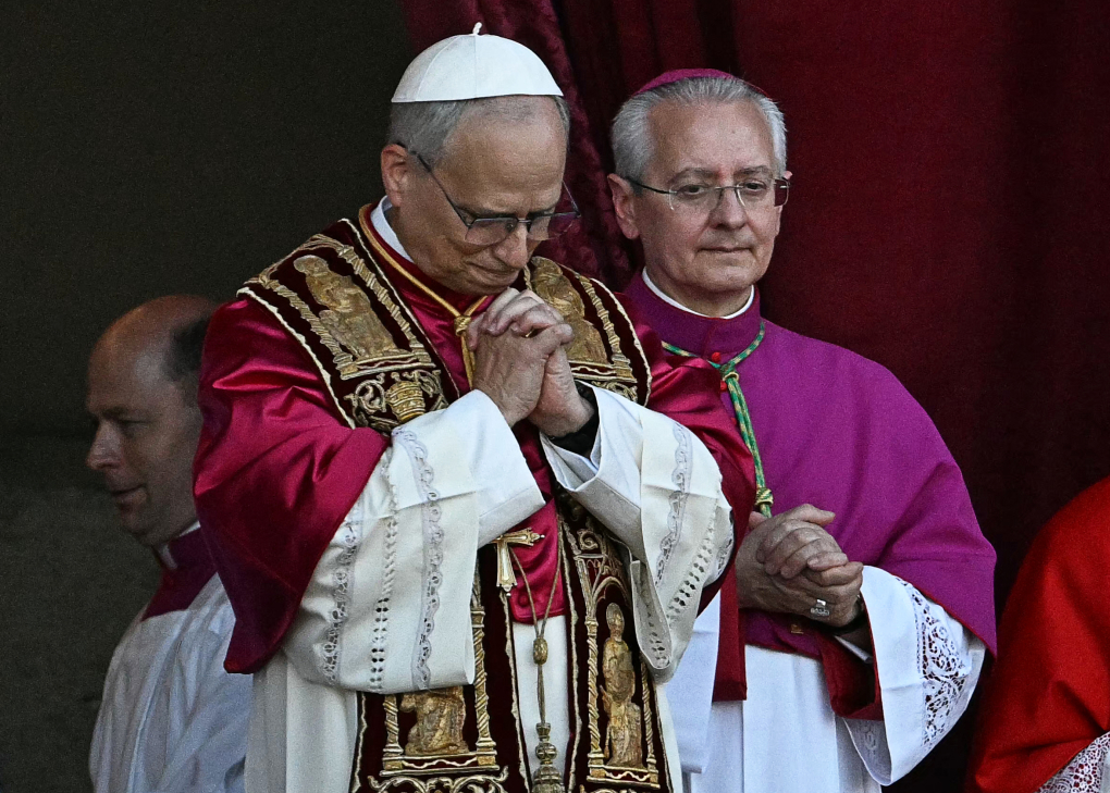 Tân Giáo hoàng Leo XIV chắp tay chào giáo dân từ ban công Vương cung Thánh đường Thánh Peter ở Vatican, ngày 8/5. Ảnh: AFP