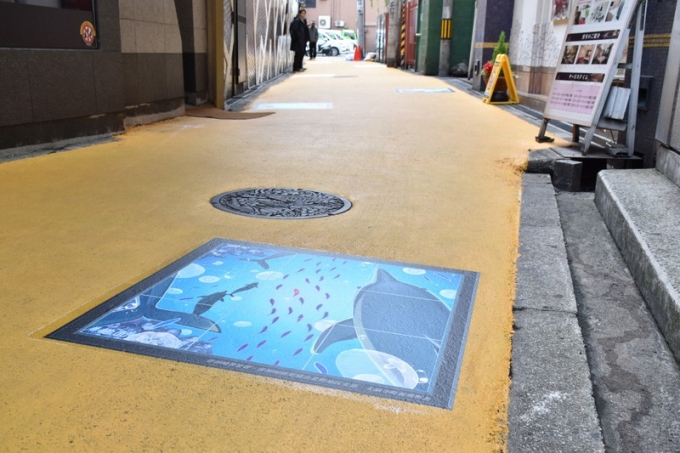 Con đường được sơn vàng để chống nạn mại dâm ở Osaka, ngày 10/12/2024. Ảnh: Mainichi