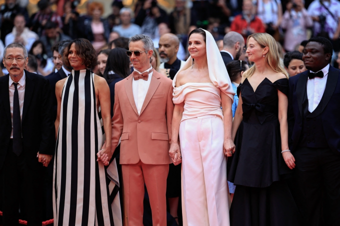 Một số nghệ sĩ trong ban giám khảo năm nay, gồm đạo diễn Hàn Quốc Hong Sang Soo, diễn viên Halle Berry, Jeremy Strong, Juliette Binoche, Alba Rohrwacher, Dieudo Hamadi (từ trái qua). Ảnh: AFP