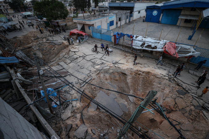 Hố bom trong khuôn viên Bệnh viện Châu Âu, thành phố Khan Younis, sau vụ không kích ngày 13/5. Ảnh: AFP