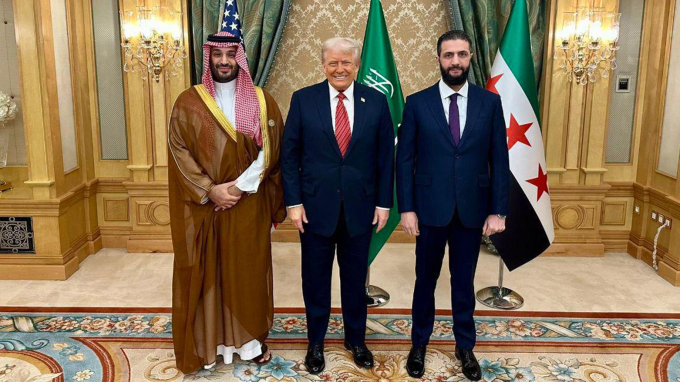 Từ trái qua phải: Thái tử Arab Saudi Mohammed bin Salman, Tổng thống Mỹ Donald Trump và Tổng thống lâm thời Syria Ahmed al-Sharaa trong cuộc gặp tại Riyadh ngày 14/5. Ảnh: Daily Sabah