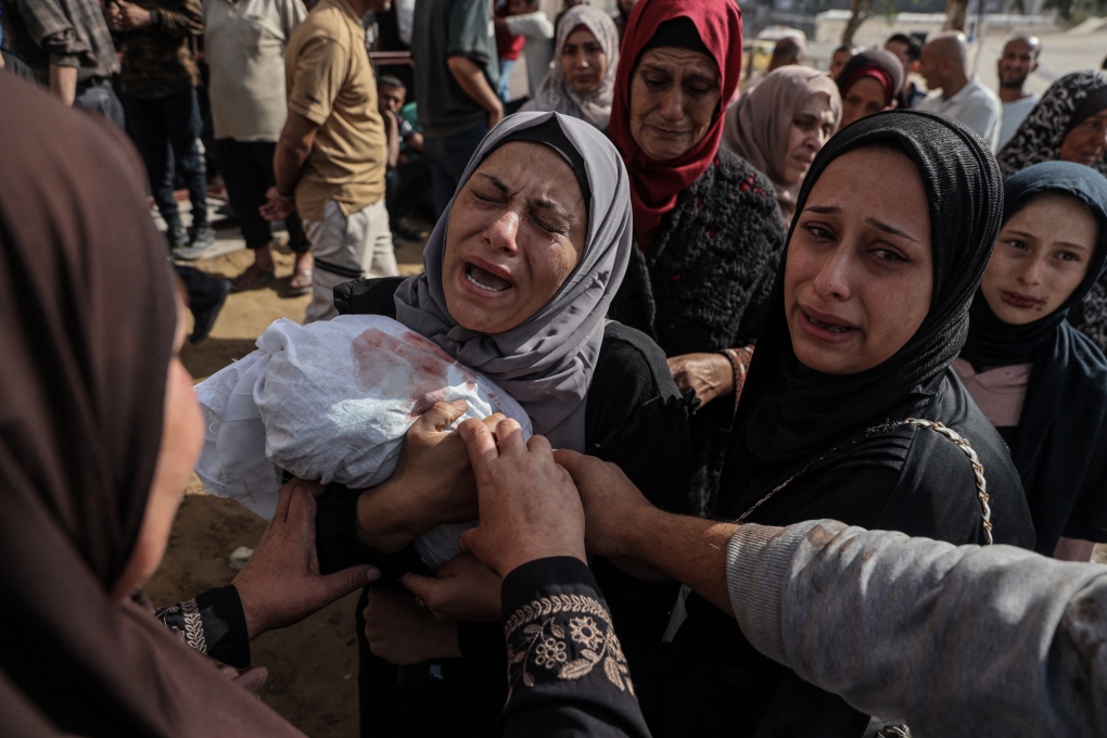 Người Palestin khóc thương người thân thiệt mạng trong đợt tập kích tại Jabalia, Dải Gaza, ngày 14/5. Ảnh: AFP