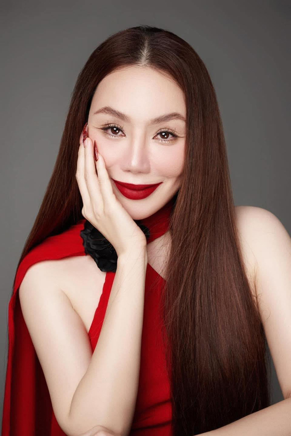 Cô cũng buông bỏ được những giá trị vật chất như nhẫn kim cương hay hàng hiệu. Cô từ nhận mình là ca sĩ thuần chay không hơn thua với đời. Ngoài việc hát, đi dạy thì giờ đây Hồ Quỳnh Hương còn kinh doanh nhà hàng chay để thỏa mãn đam mê của bản thân.