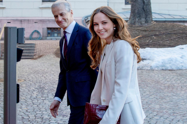 Nhan sắc đẹp như tranh của 3 nữ vương tương lai sinh sau năm 2000, ai mới là biểu tượng sắc đẹp hoàng gia? - 16