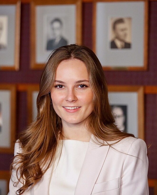 Nhan sắc đẹp như tranh của 3 nữ vương tương lai sinh sau năm 2000, ai mới là biểu tượng sắc đẹp hoàng gia? - 17