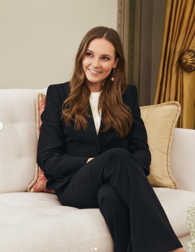 Nữ hoàng tương lai sở hữu nhan sắc xinh đẹp với đôi mắt to tròn, nụ cười ấm áp, duyên dáng cùng phong cách thời trang lịch sự, hiện đại.