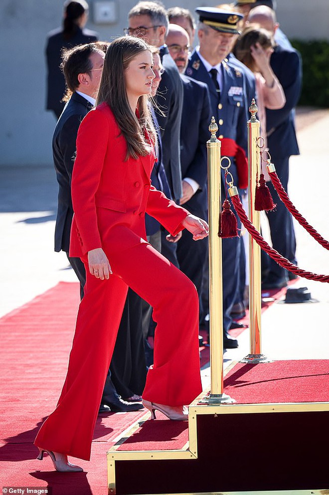 Nhan sắc đẹp như tranh của 3 nữ vương tương lai sinh sau năm 2000, ai mới là biểu tượng sắc đẹp hoàng gia? - 8