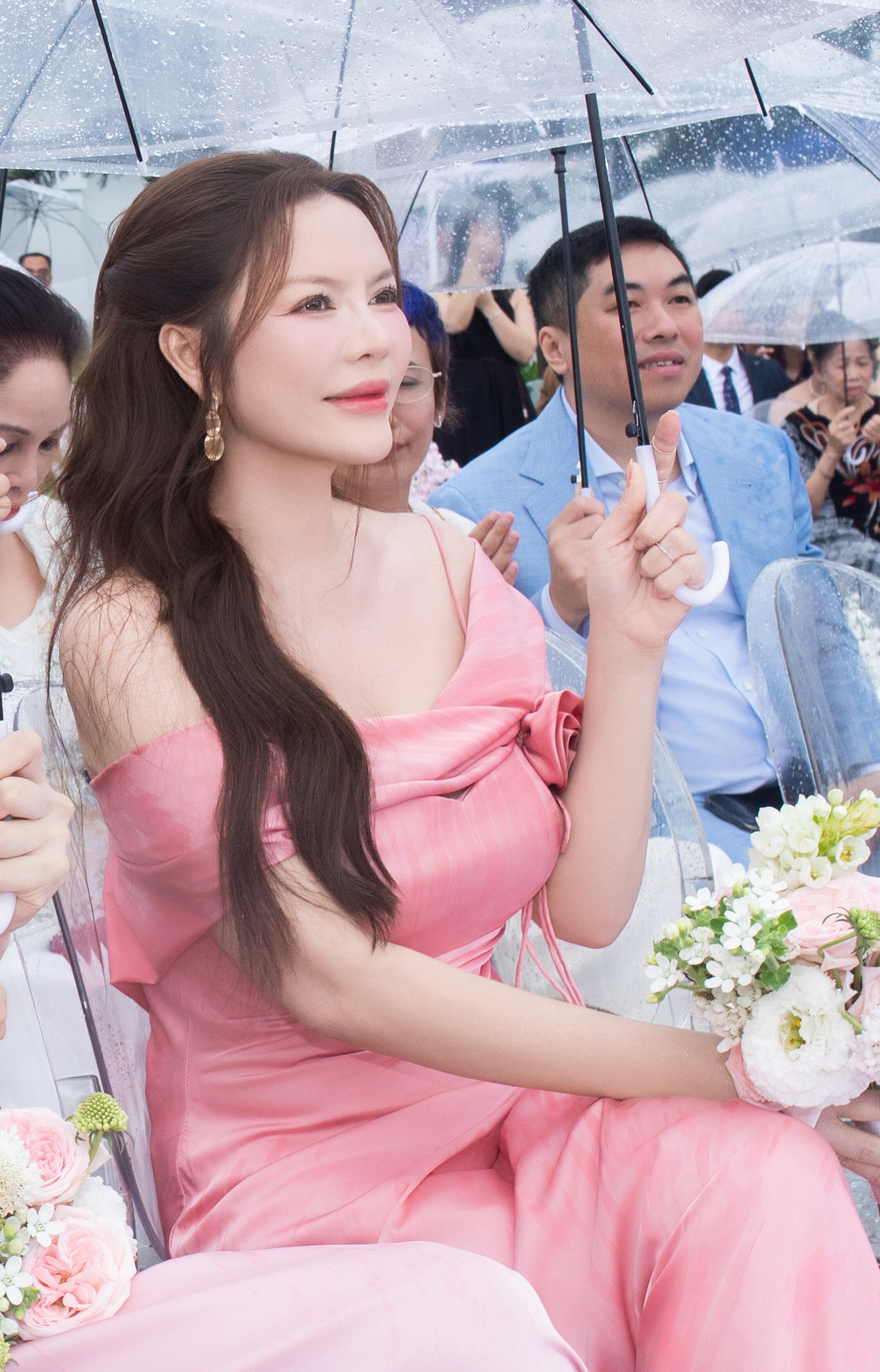 Lý Nhã Kỳ chính là một trong những mỹ nhân góp mặt trong lễ cưới đình đám của Hồ Quỳnh Hương.