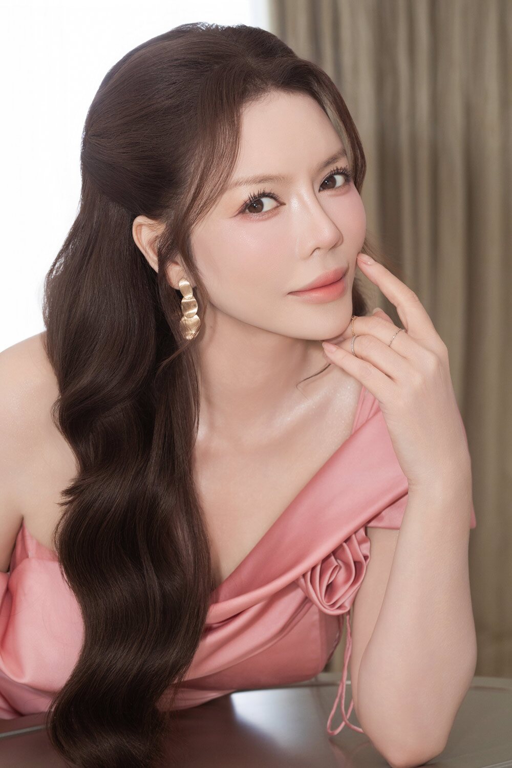 Nhan sắc xinh đẹp và quý phái của mỹ nhân ở tuổi tứ tuần khiến nhiều người trầm trồ.