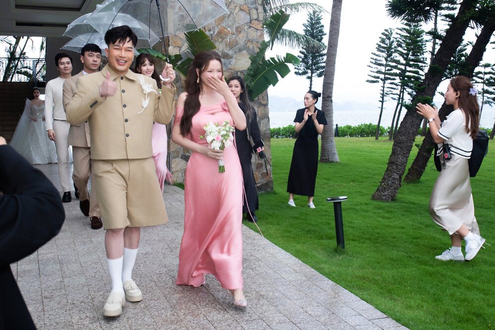 Cô sải bước trong hôn lễ của đàn chị làm ai cũng thích thú.