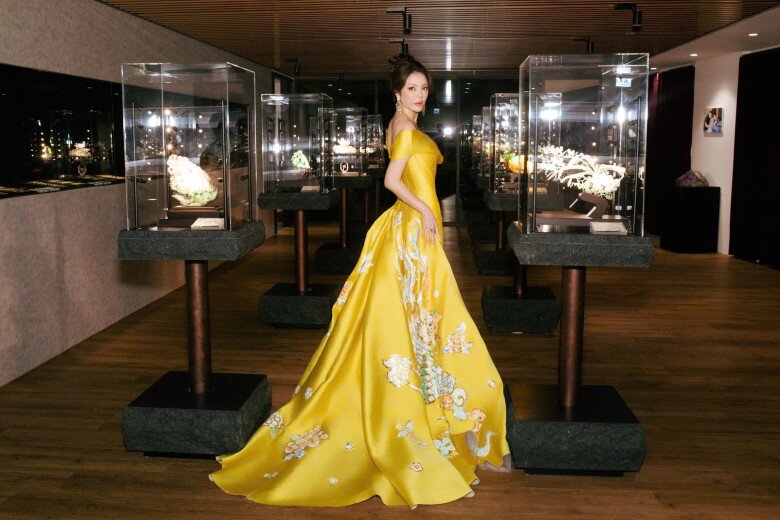 Lý Nhã Kỳ xuất hiện lộng lẫy và nổi bật nhất sự kiện ở nước bạn.