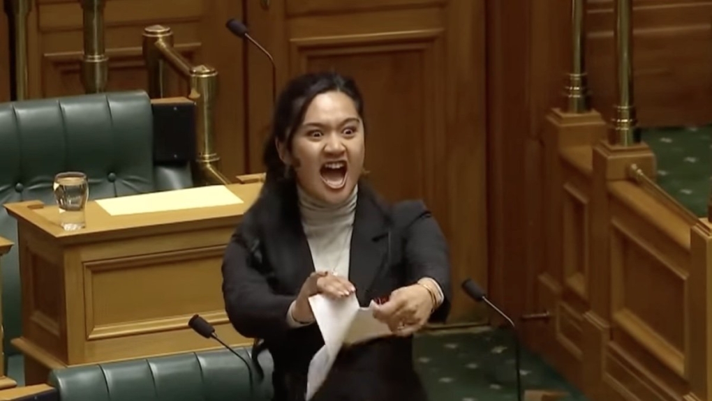 Nghị sĩ Hana-Rawhiti Maipi-Clarke xé bản sao dự luật tại Hạ viện New Zealand ngày 14/11. Ảnh: 1News