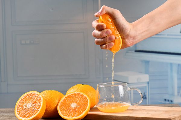 Quá trình ép nước cam làm mất phần lớn chất xơ và hợp chất thực vật trong quả cam.