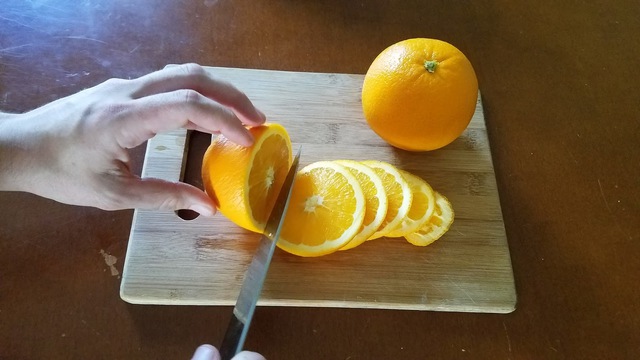 Ăn cả múi và cùi cam để tận dụng tối đa lợi ích của quả cam.