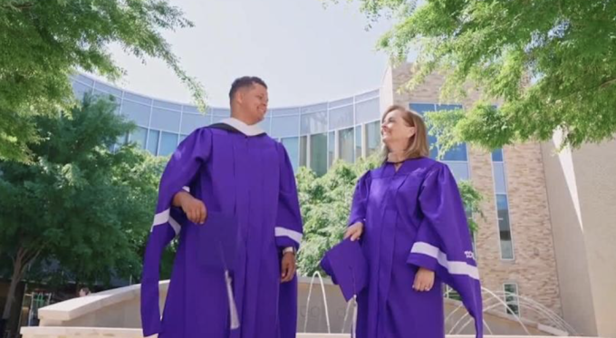 Kyle Fields và mẹ Brandi Fields cùng nhận bằng thạc sĩ tại Đại học Texas Christian (TCU) hôm 10/5. Ảnh: TCU