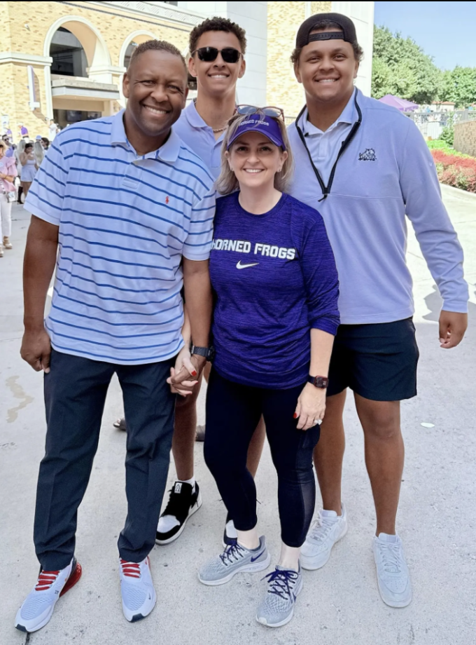 Bà Brandi Fields bên chồng và hai con trai. Ảnh: Brandi Fields/Facebook