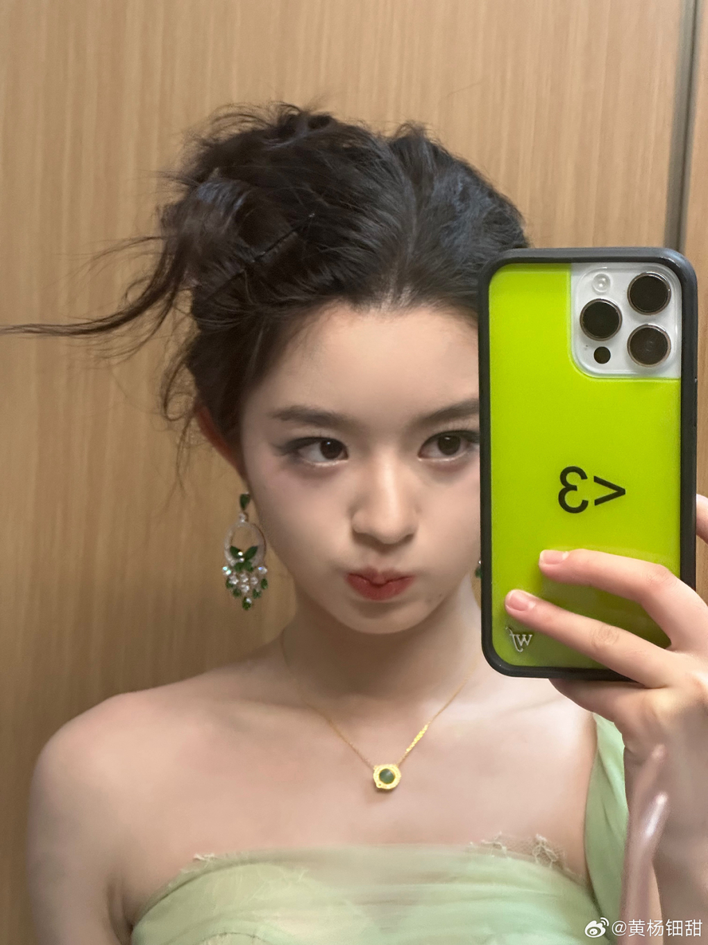 Điền Điềm selfie ở lễ trưởng thành. Ảnh: Weibo/Huangyang Tiantian