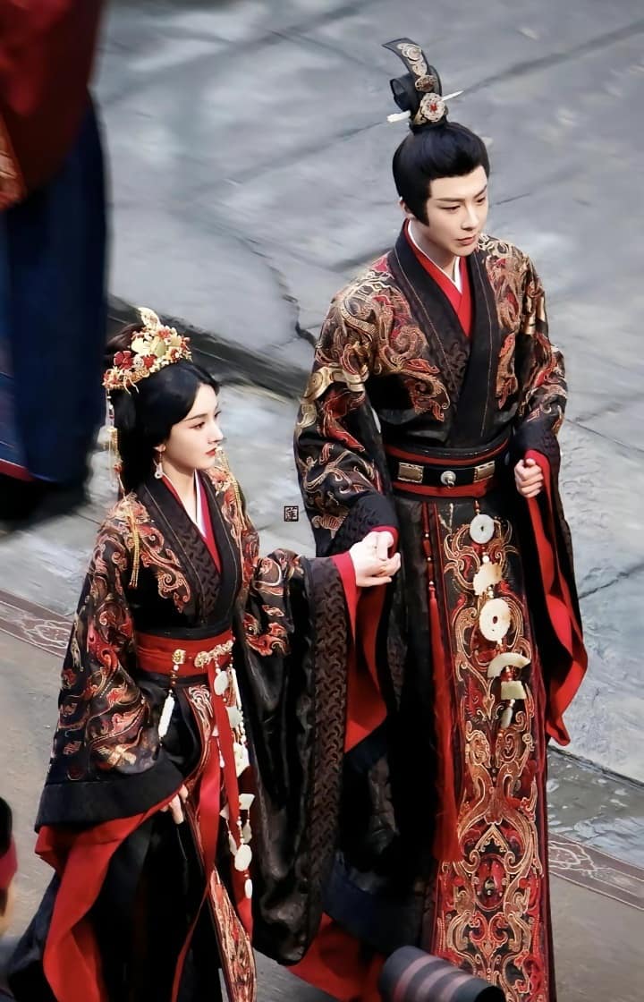 Khom Lưng cũng gây ấn tượng qua những phân đoạn bày mưu, tính kế, lật ngược tình thế đầy hấp dẫn của bộ đôi nhân vật chính.