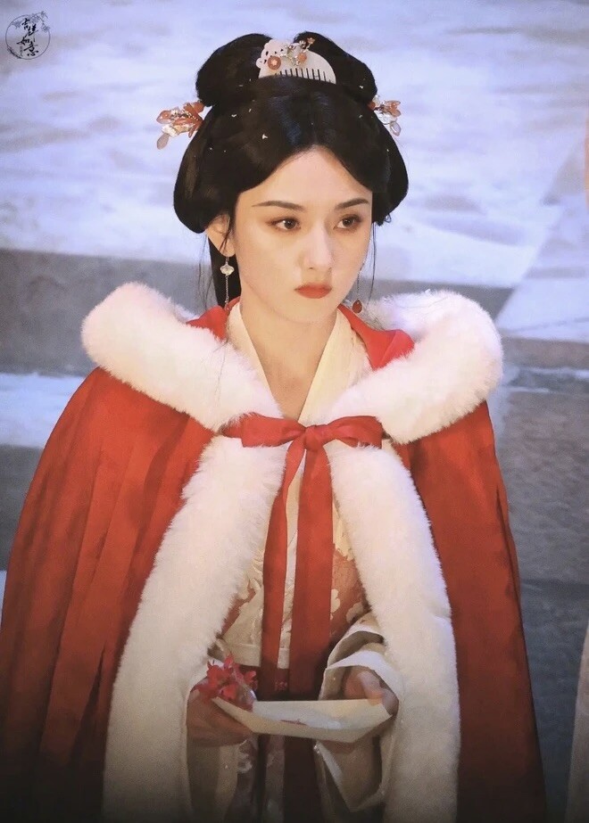 Nữ diễn viên chễm chệ trên top 2 hot search mục giải trí Weibo với hashtag “Biểu cảm khinh thường của Tống Tổ Nhi ngầu quá”.