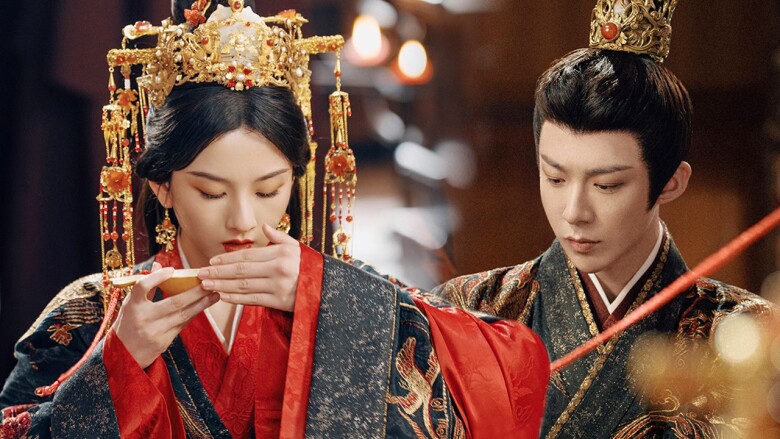 Tiểu Kiều (Tống Tổ Nhi) là con gái của gia tộc Kiều đang suy yếu, phải gánh vác trách nhiệm giữ gìn danh tiếng dòng họ bằng cách liên hôn với họ Ngụy.