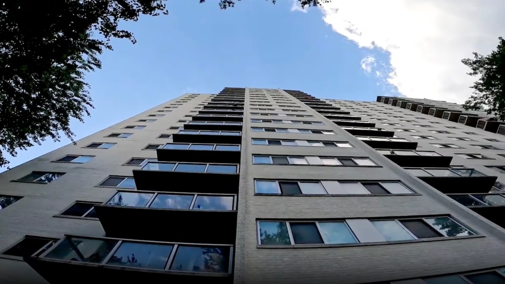 Tòa chung cư ở hạt Montgomery, bang Maryland, nơi bé trai hai tuổi ngã từ tầng 15 hôm 15/5. Ảnh: WJLA