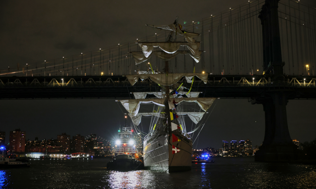 Tàu Cuauhtemoc của hải quân Mexico sau khi va chạm với cầu Brooklyn hôm 17/5. Ảnh: AP