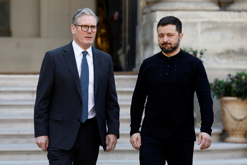 Thủ tướng Anh Keir Starmer (trái) và Tổng thống Ukraine Volodymyr Zelensky bên ngoài đại sứ quán Anh sau cuộc họp bên lề hội nghị thượng đỉnh các lãnh đạo châu Âu tại thủ đô Paris, Pháp, ngày 27/3. Ảnh: AFP