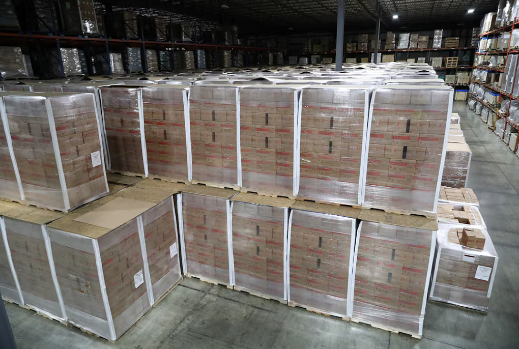 Thực phẩm viện trợ tại kho Edesia Nutrition ở North Kingstown, Rhode Island, Mỹ, ngày 15/5. Ảnh: Reuters