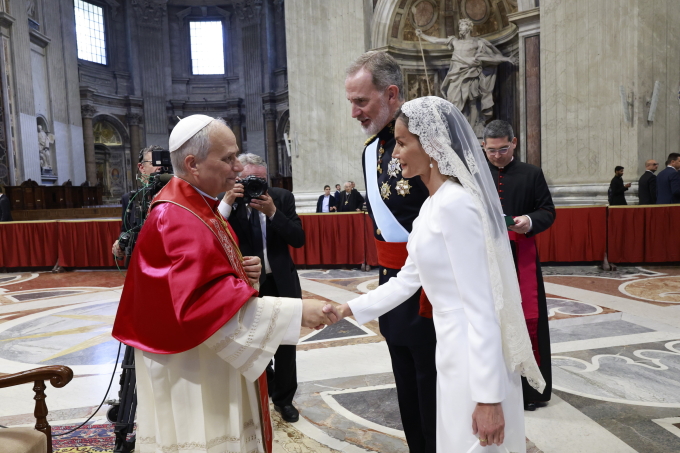 Giáo hoàng Leo XIV (trái) và Vua Tây Ban Nha Felipe VI cùng Hoàng hậu Letizia ở Vatican ngày 18/5. Ảnh: Reuters