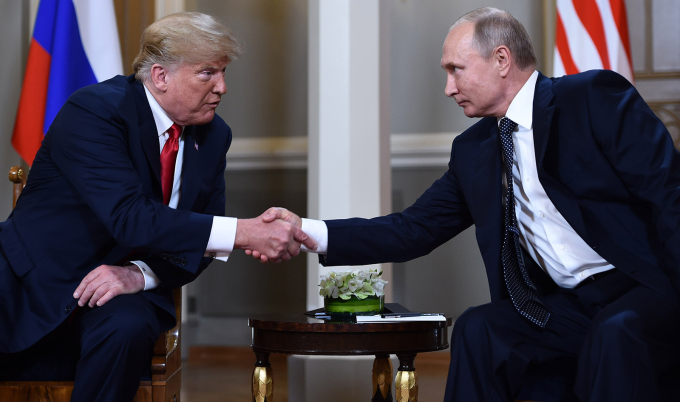 Ông Trump bắt tay ông Putin tại cuộc gặp ở Phần Lan năm 2018. Ảnh: AFP