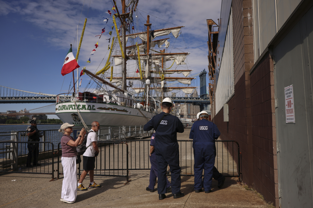 Tàu buồm Cuauhtemoc của hải quân Mexico neo tại Cầu tàu 35 ở New York, ngày 18/5. Ảnh: AP