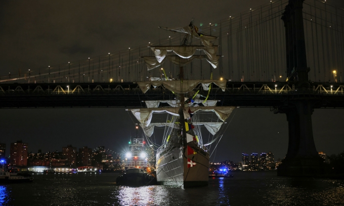 Tàu Cuauhtemoc của hải quân Mexico sau khi va chạm với cầu Brooklyn hôm 17/5. Ảnh: AP