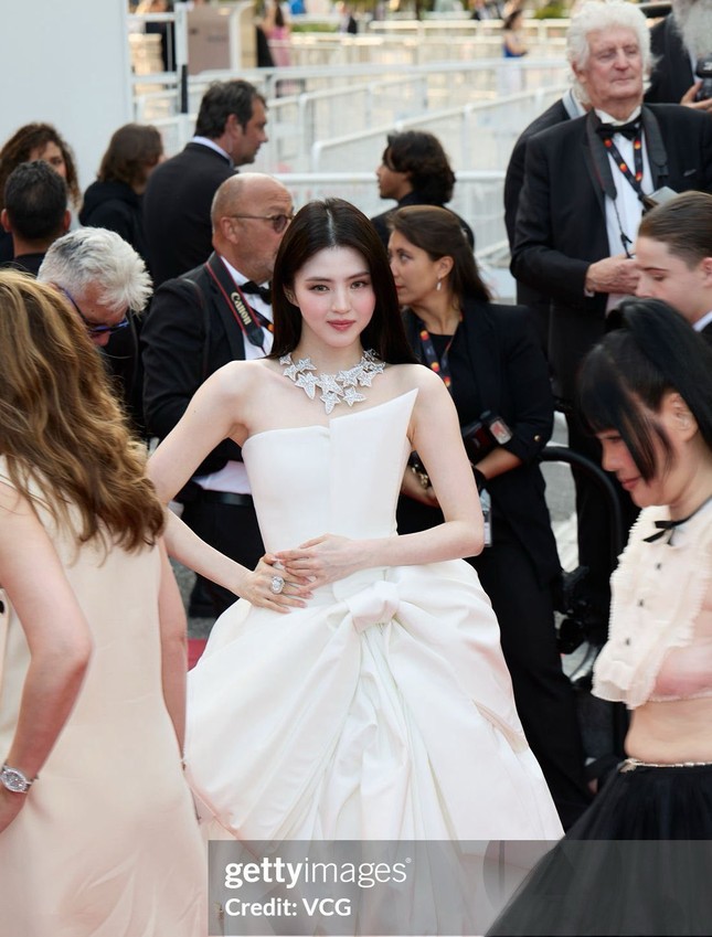 amp;#34;Khó chấmamp;#34; Han So Hee - Mina tại Cannes: Thiên nga trắng cạnh thiên nga đen - 2