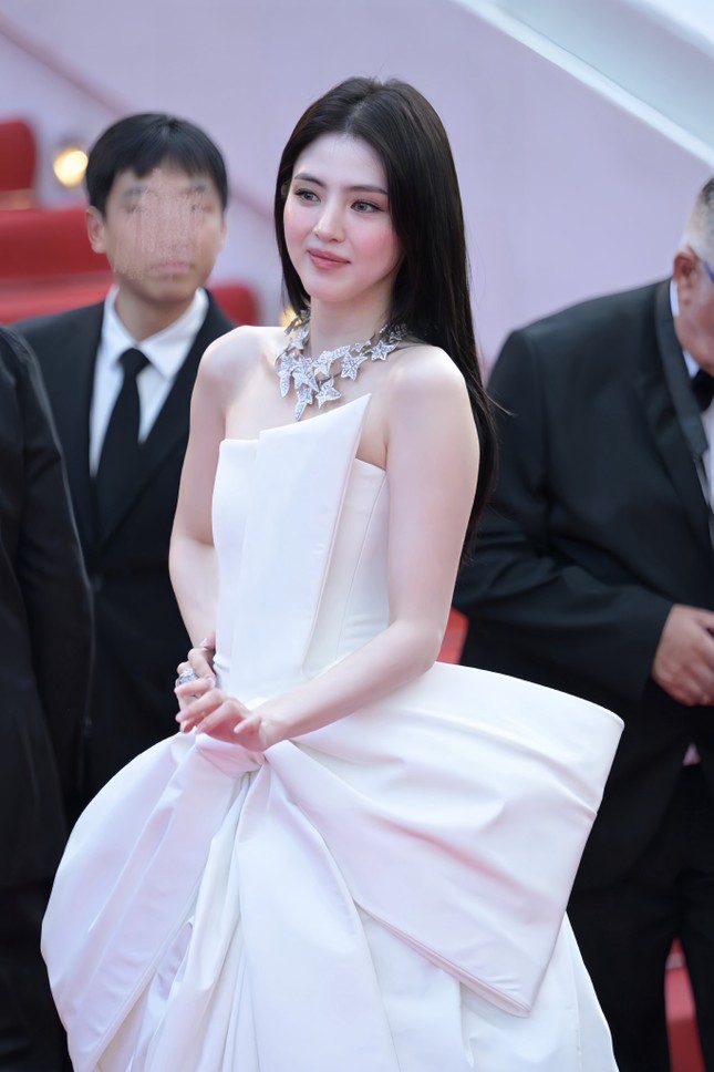 Han So Hee thể hiện trọn vẹn tinh thần sang trọng và bản sắc của thương hiệu nước Pháp.