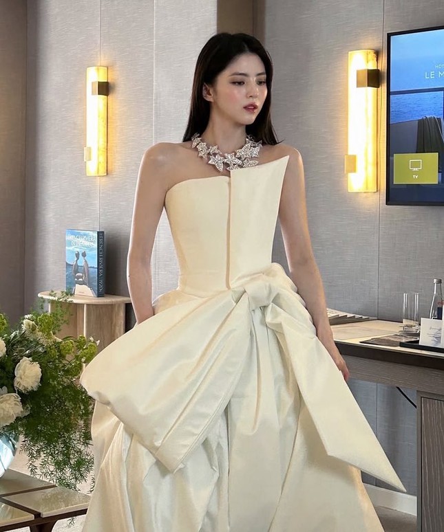 Kiểu tóc xõa thẳng đơn giản được Han So Hee cân đẹp.