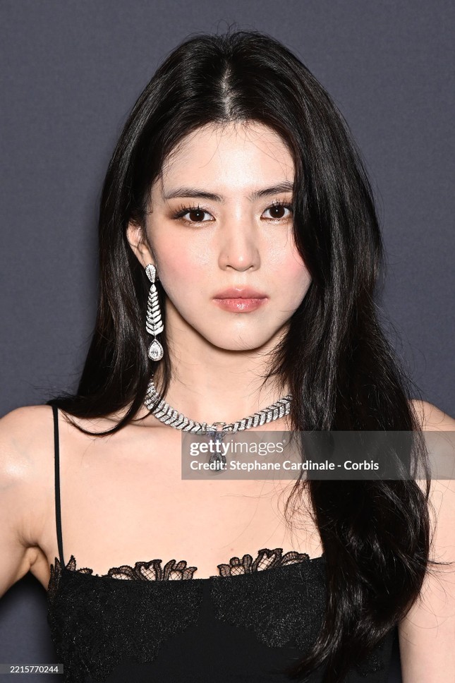 Cô đeo bộ vòng cổ và bông tai Vendôme từ Boucheron.