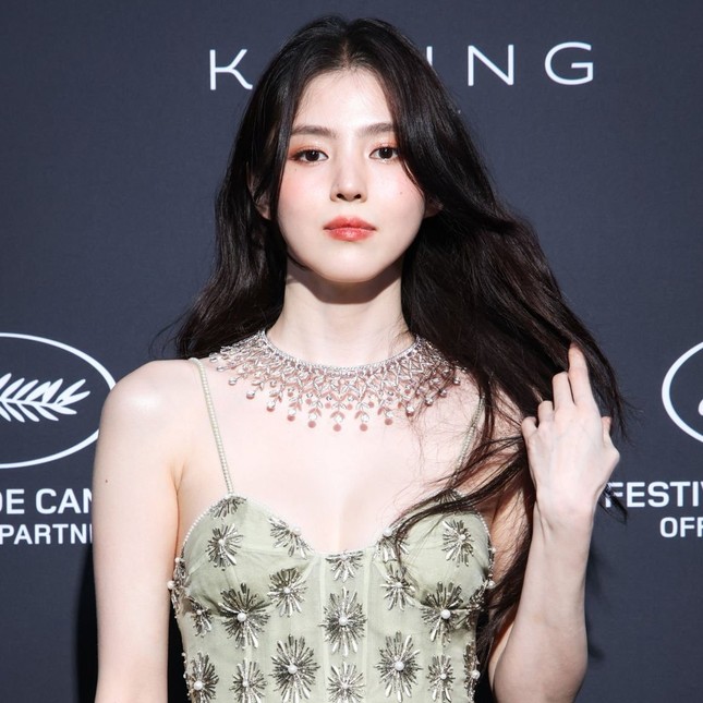 Nhiều cư dân mạng tinh ý nhận ra chiếc vòng cổ Mina đeo có nét tương đồng với mẫu Le Col bạc tỷ thuộc BST The Power of Couture từng được Han So Hee diện khi dự Cannes 2024.