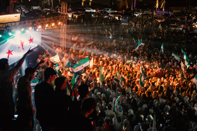 Người dân Syria ăn mừng ở thành phố Tartus hôm 14/5 sau khi Tổng thống Mỹ Donald Trump thông báo sẽ dỡ lệnh trừng phạt. Ảnh: AFP