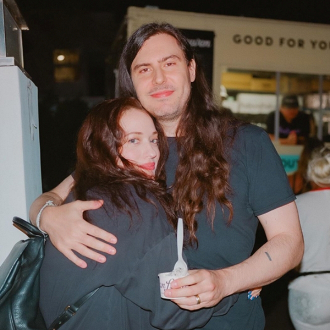 Andrew W.K yêu chiều và chăm sóc bà xã khiến nhiều người phải ghen tị.